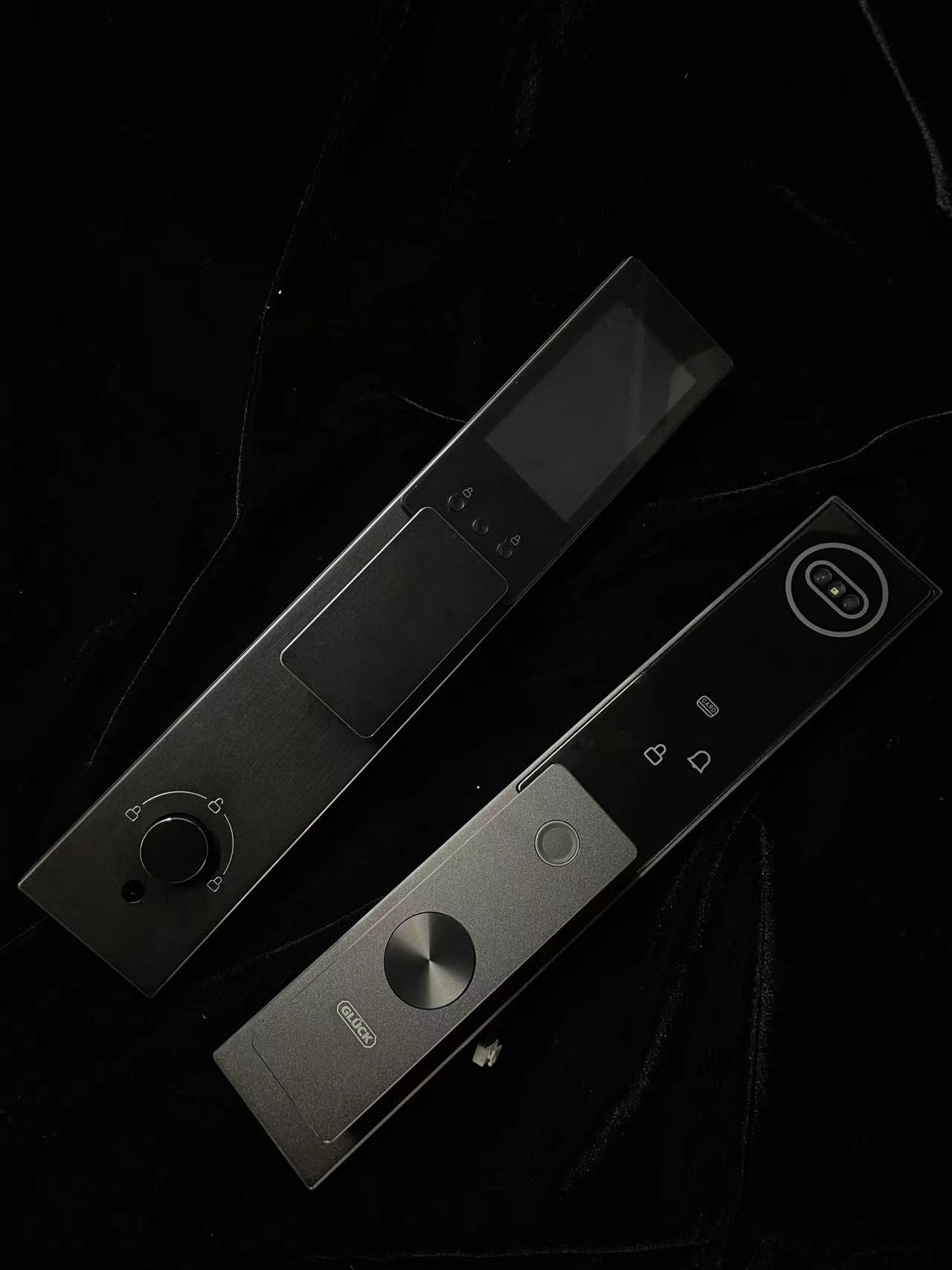 智能人脸识别锁，黑色面板，摄像头模块，安装在入户门上，光线充足