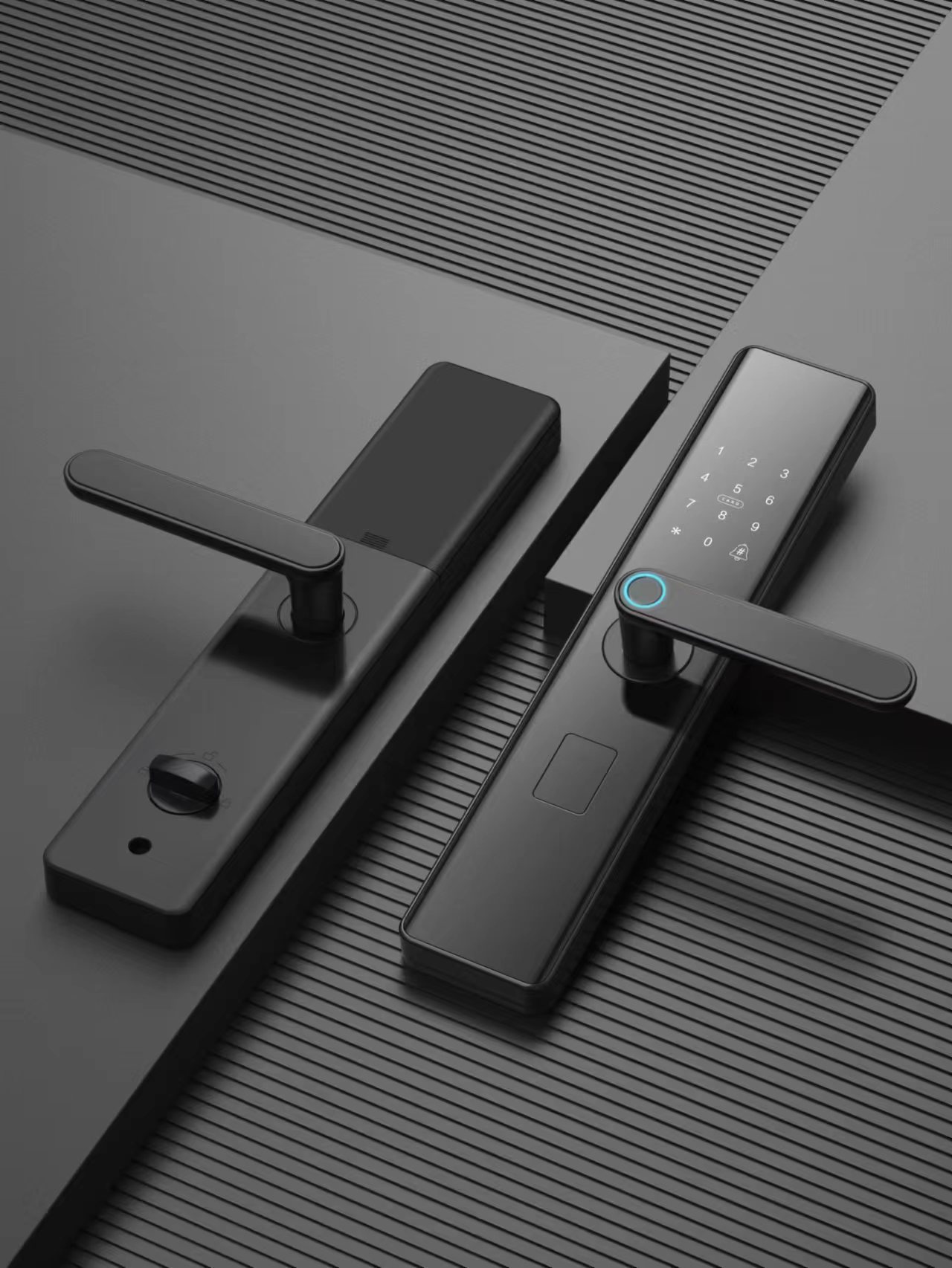 智能混合锁，黑色面板，多种识别方式，安装在防盗门上，光线充足